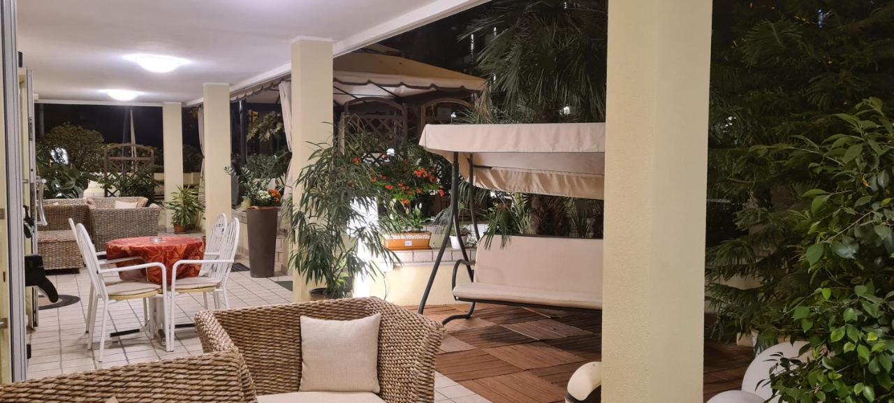 Hotel Beppe Римини Екстериор снимка