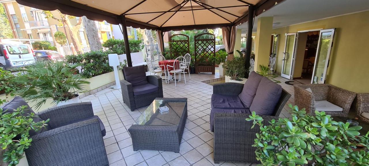 Hotel Beppe Римини Екстериор снимка