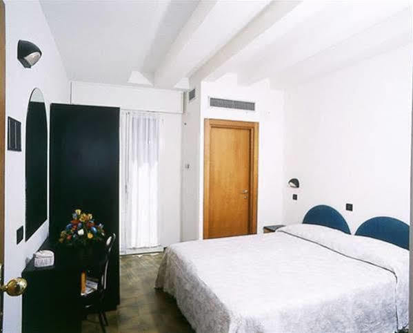 Hotel Beppe Римини Екстериор снимка