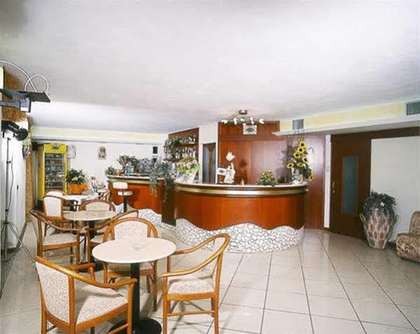 Hotel Beppe Римини Екстериор снимка
