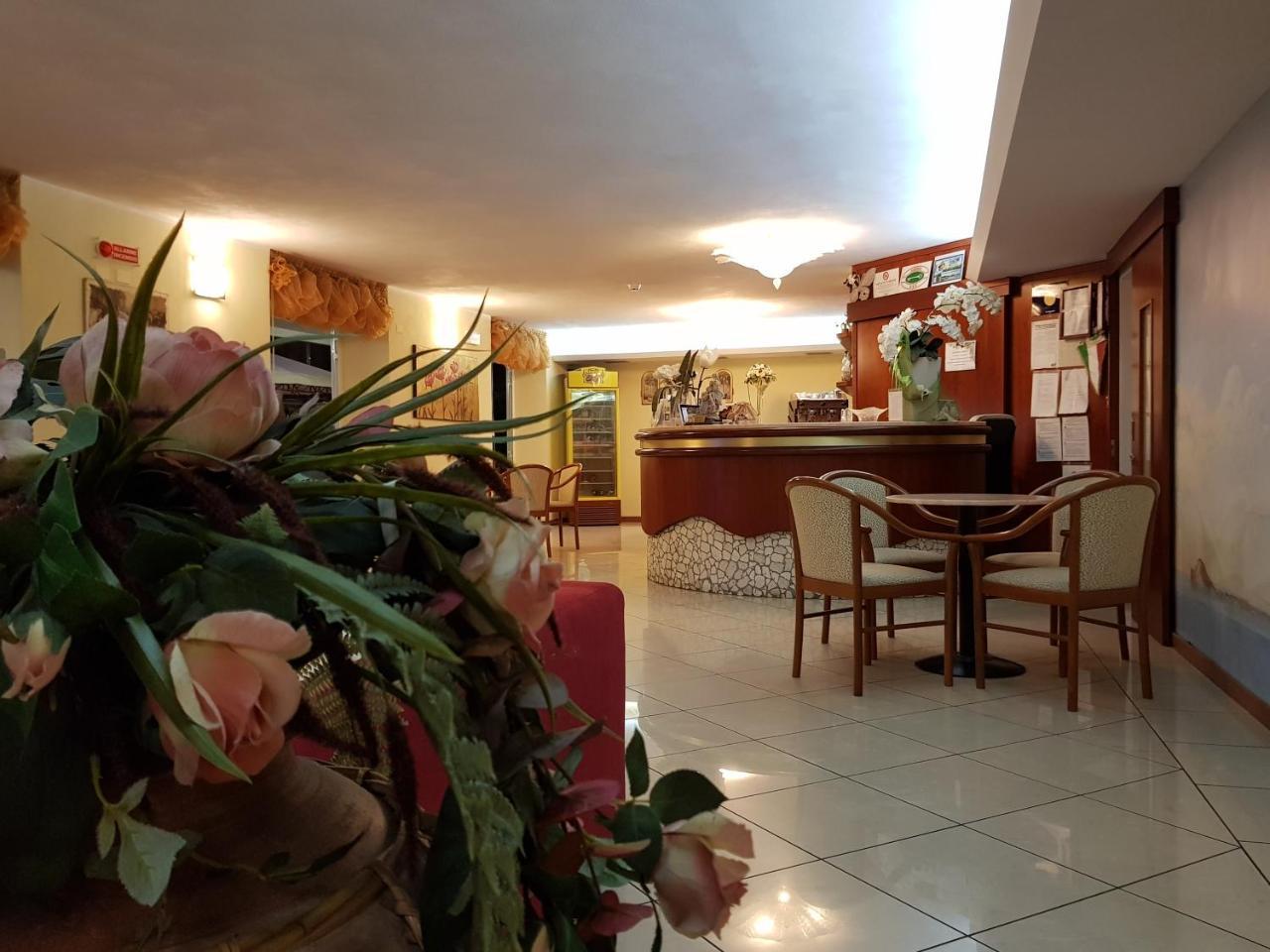 Hotel Beppe Римини Екстериор снимка